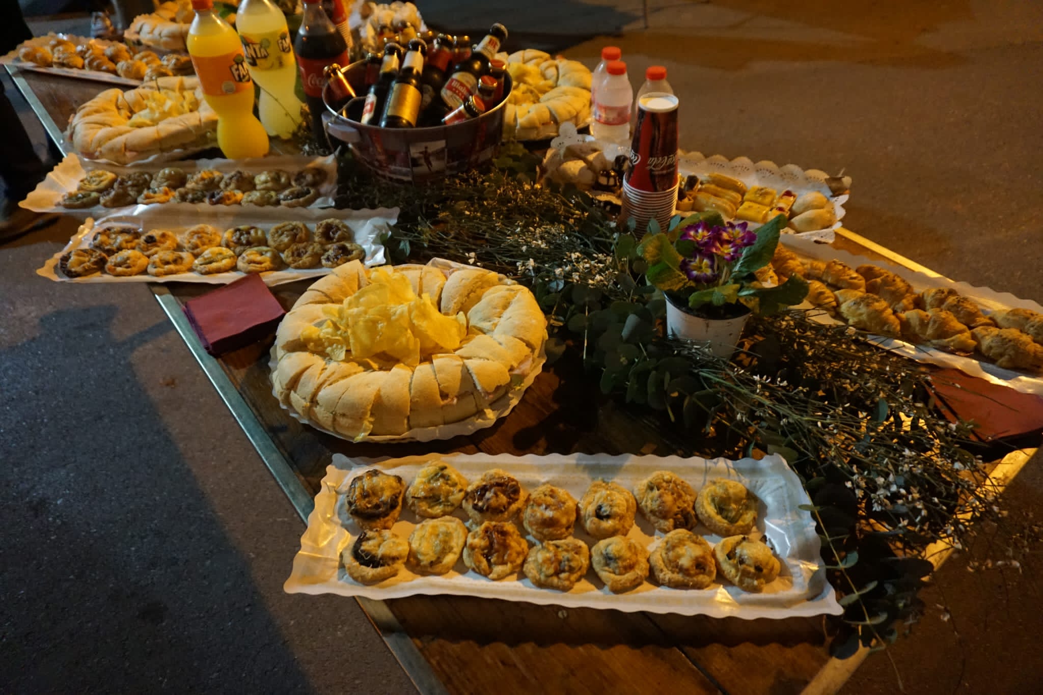Surtido variado de productos salados para picar en eventos - Forn Sant Roc de Alberic